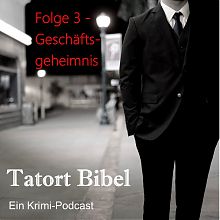 Logo Tatort Bibel Folge 3 Mann im Anzug auf einer unbelebten Straße bei Laternenschein