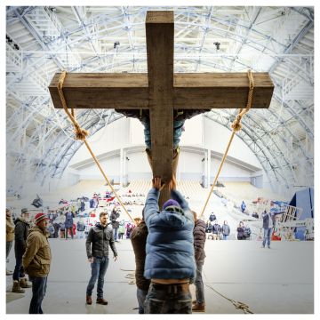 Probe für die Oberammergauer Passionsspiele - Helfer heben das Kreuz mit Jesus an