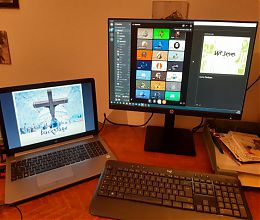 Zwei Bildschirme auf einem Schreibtisch mit Bildern der digitalen Osternacht der Jugend