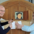 Pfarrer Michael Markus und Pfarrerin Claudia Lotz bei ihrem ersten Anschlag am Portal das Portal in der Apostelkirche