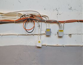 Kabel und Dosen an der Wand