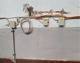 Kabel und Dosen an der Wand
