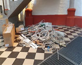 alte Kabel und Lautsprecher