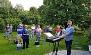 eine Chorprobe im Garten