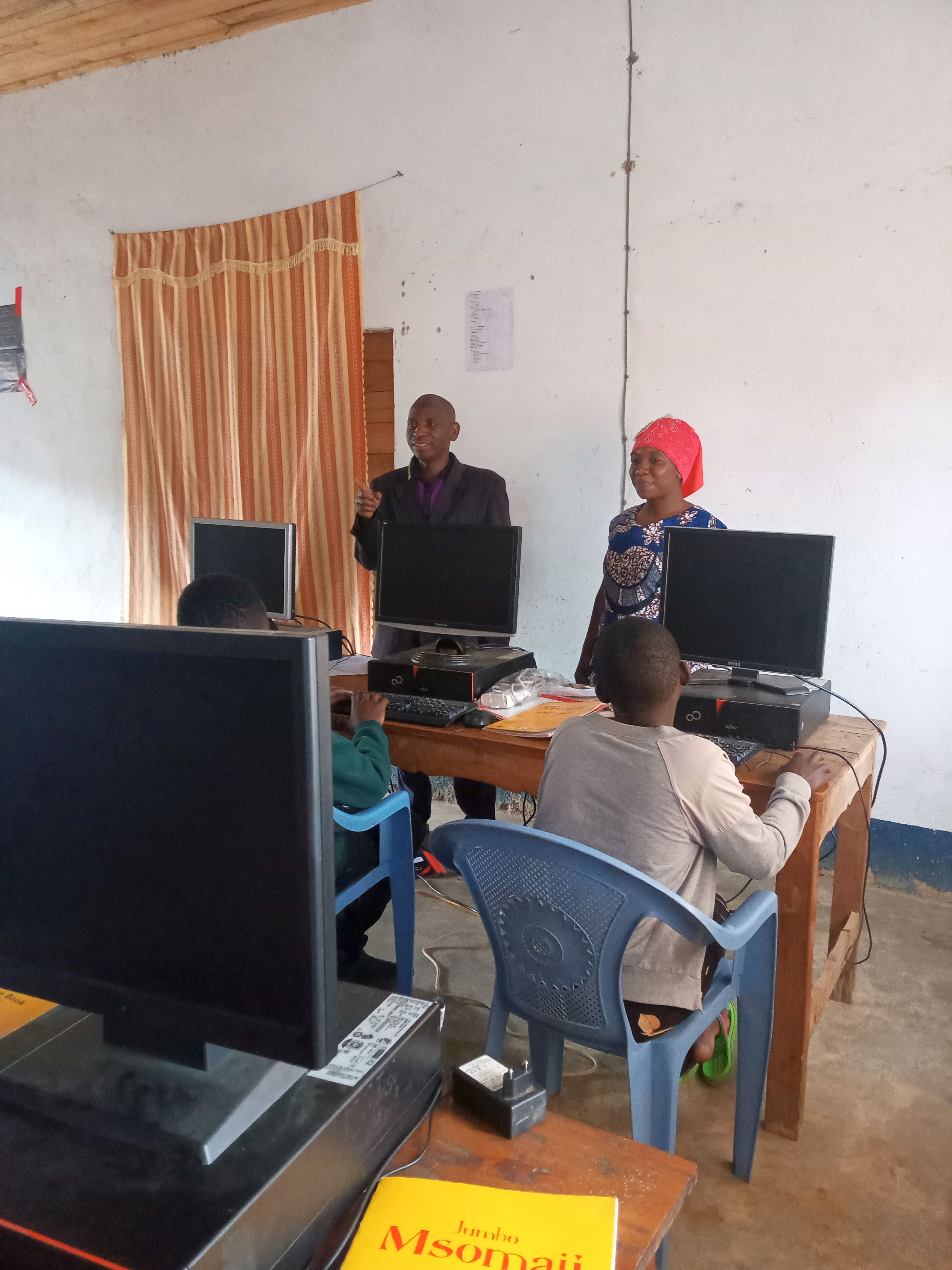 Ausbildung am PC in Lupembe