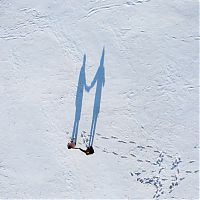 zwei Menschen im Schnee mit ihren Spuren