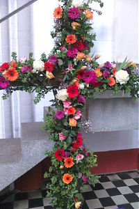 Osterkreuz mit Blumen