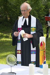 Pfarrer Michael Markus am Altar