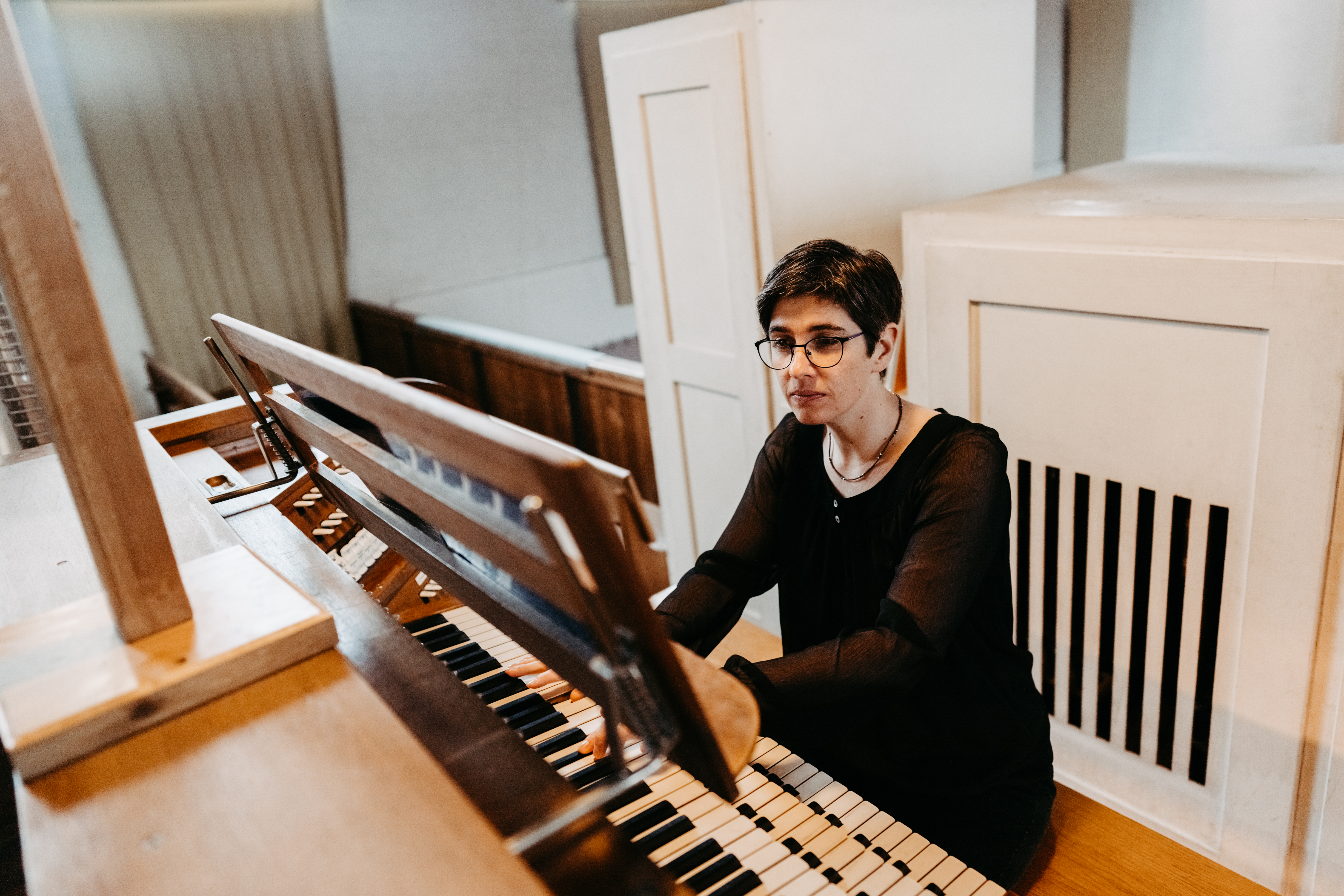 Kantorin Magdalena Meidert beim Orgelspiel