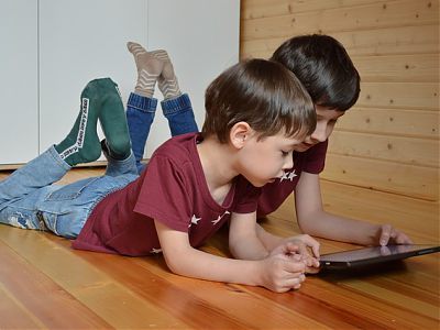 Kinder mit einem Tablet-PC