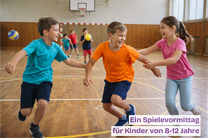 Mehrere Kinder, die in einer Turnhalle mit Bällen spielen
