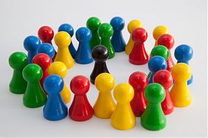 eine Gruppe aus farbigen Spielsteinen