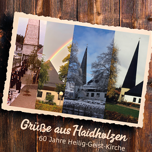 Eine Collage aus verschiedenen Bildern der Heilig-Geist-Kirche, die wie eine auf einen Holztisch gelegte Postkarte aussieht. Dazu der Text "Grüße aus Haidholzen - 60 Jahre Heilig-Geist-Kirche"