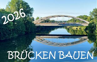 eine Stahlbrücke über einem Fluss spiegelt sich im Wasser