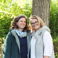 Susanne Bauer und Sabrina Prengemann im Garten