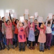 Die Kinder vom Minikochkurs mit ihren Kochbüchern Die Kinder vom Minikochkurs