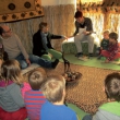 Kinder hören Afrikanische Märchen in der Erzählhütte