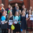Konfirmanden mit Konfihelfern und Pfarrerin Rother - © Bernd Vierthaler Konfirmation an der Erlöserkirche 2015