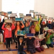 Die Kinder mit den selbst gebastelten Kirchen