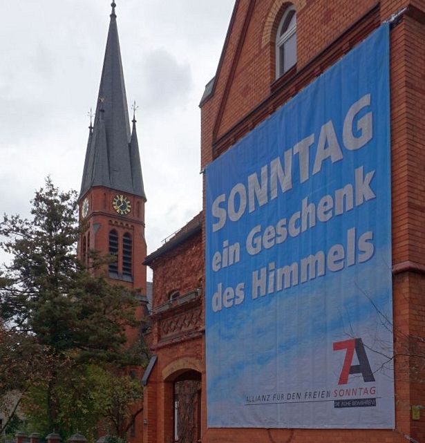 evangelische Kirche tritt für Sonntagsschutz ein - © Dekanat Rosenheim Plakat Sonntag ein Geschenk des Himmels