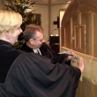 Pfarrer Dr. Bernd Rother und Pfarrerin Rosemarie Rother nageln die erste These an das Portal - © Bernd Vierthaler Portal erster Anschlag