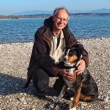Pfarrer Michael Markus mit seinem Hund Tessi - © von Privat Pfarrer Michael Markus mit seinem Hund