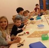 - © Evangelische Gemeindejugend Kinder backen Weihnachtsplätzchen