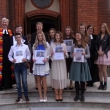 Konfirmanden der Erlöserkirche mit Pfarrerin Rosemarie Rother (links) und Vikarin Anna Ammon (hinten rechts) Konfirmanden der Erlöserkirche mit Pfarrerin Rosemarie Rother und Vikarin Anna Ammon